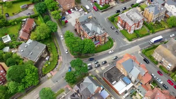 Légi felvétel Scarborough városközpontjáról az Egyesült Királyságban, bemutatva a brit lakótelepeket és történelmi városházákat a tengerparti város főútjai mentén - Felvétel, videó
