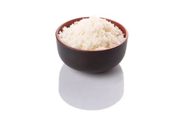 Чаша вареного риса на белом фоне
 - Фото, изображение