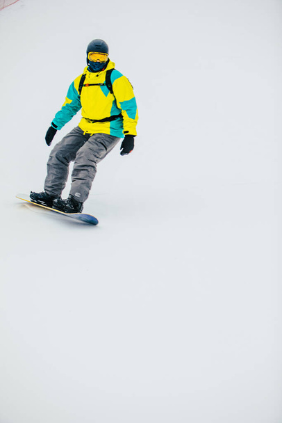 чоловік сноубордист на лижному схилі копіювання простору зимового спорту
 - Фото, зображення