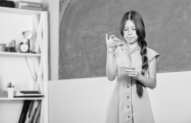 Bright mind at work. science lesson. girl in chemistry class with testing tube. school laboratory. back to school. biology education. small girl pupil with chemical flask. Use new technology - Foto, Imagem