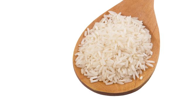 roher und ungekochter Reis in Holzlöffel auf weißem Hintergrund - Foto, Bild