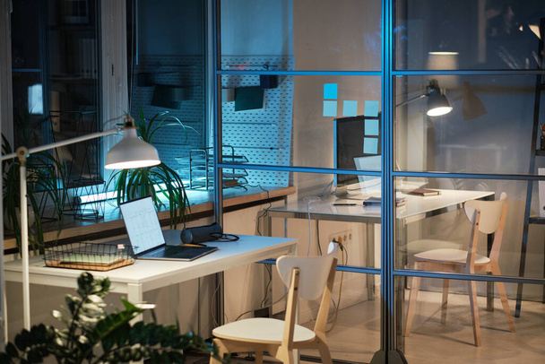 Leeg modern kantoor in de avond - Foto, afbeelding