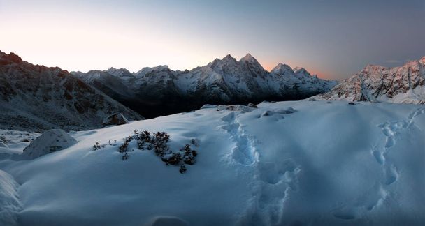 mountain peaks and ridges covered with snow at sunrise in Karachay-Cherkessia - Foto, imagen