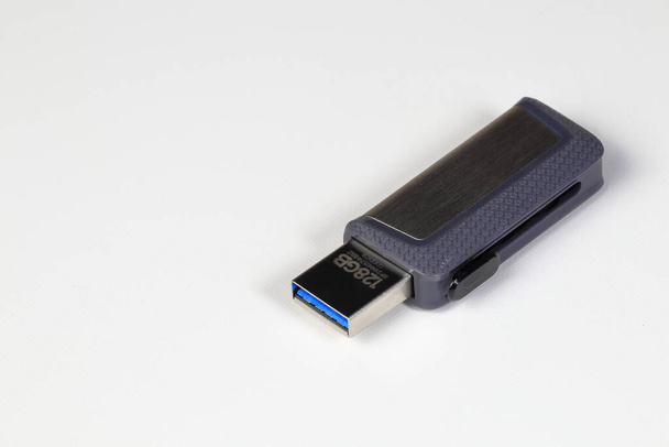 Двойной USB-C или USB Type-C Flash Drive для смартфонов или компьютера на белом фоне. Шоу на стороне типа А. Цифровые технологии. - Фото, изображение