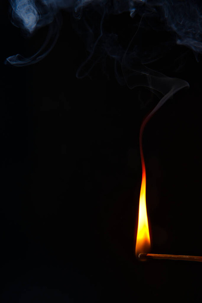 A burning matchstick in the darkness - Foto, imagen