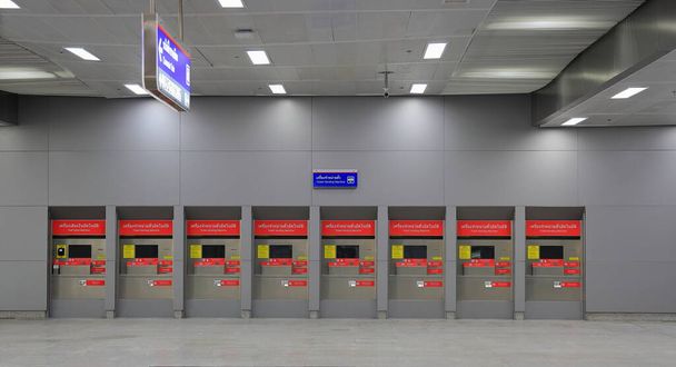 Automaty do sprzedaży biletów kolejowych, Automaty biletowe do systemu kolei dojazdowych. - Zdjęcie, obraz