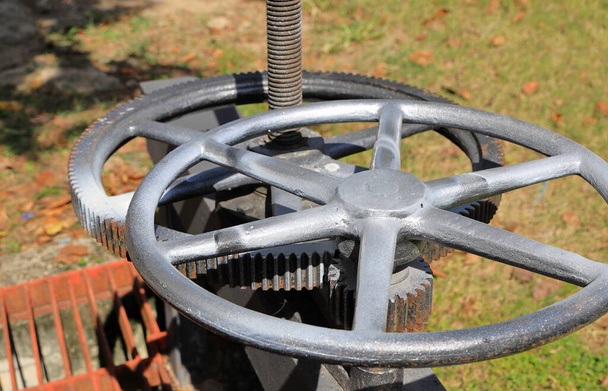 Rodas de engrenagem grandes com roda de controle, parte do close-up mecânico da engrenagem. - Foto, Imagem