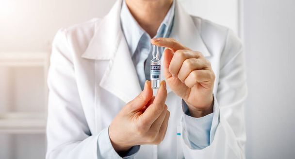 Lékař drží láhev s vakcínou - Fotografie, Obrázek