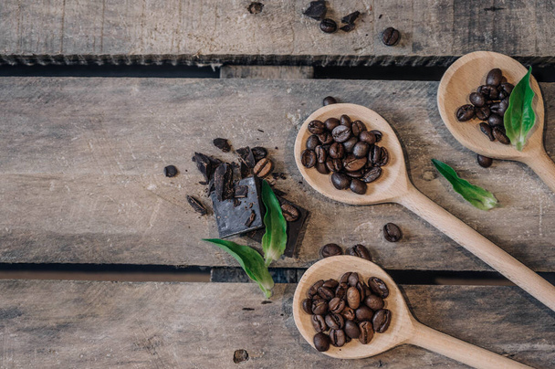 Horní pohled na různé odrůdy kávových zrn na tmavém vinobraní rustikální dřevěné pozadí.  - Fotografie, Obrázek