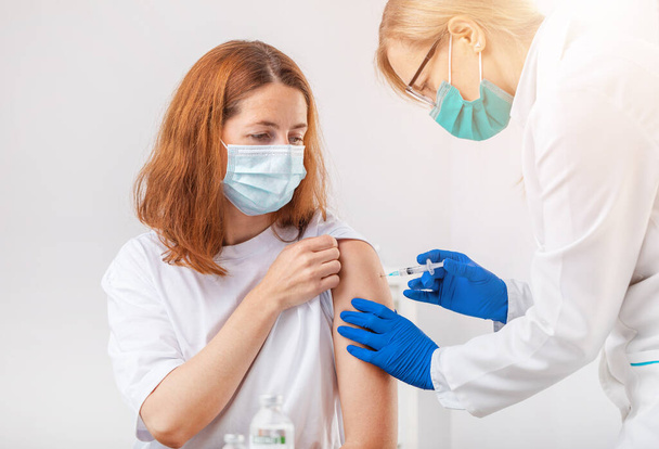 Doctor vaccinating female patient - Φωτογραφία, εικόνα