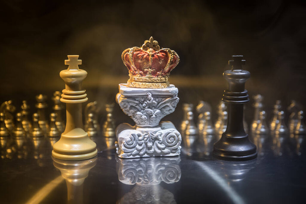 Kaunis kuningatar / kuningas kruunu shakkilaudalla. shakkilautapeli käsite liikeideoita ja kilpailu ja strategia ideoita käsite. Shakkihahmoja tummalla taustalla savua ja sumua. Valikoiva painopiste - Valokuva, kuva