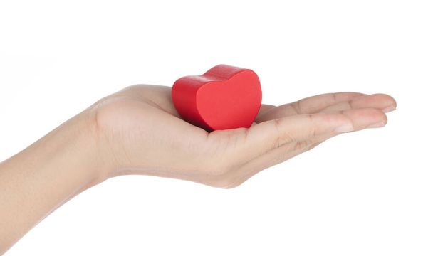Χέρι κρατώντας παιχνίδι καρδιά σχήμα ξύλινο απομονωμένο σε λευκό φόντο - Φωτογραφία, εικόνα