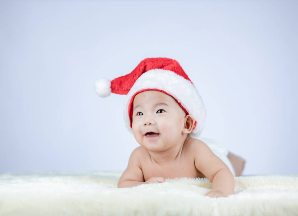 Weihnachtsporträt des süßen kleinen Babys mit Weihnachtsmütze. - Foto, Bild