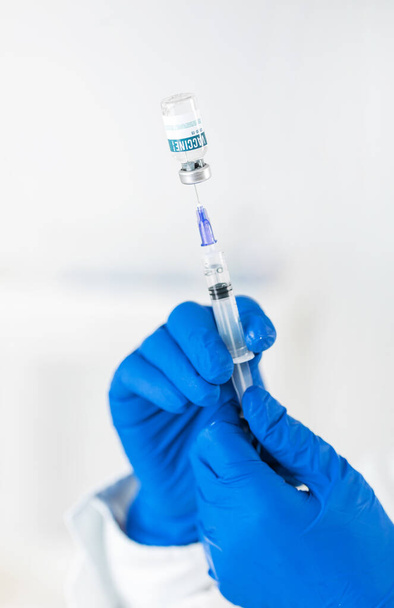 Médecin préparant le vaccin injectable
 - Photo, image