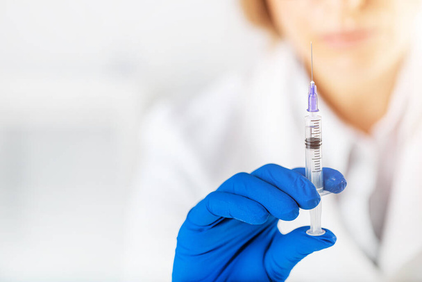Doctor holding syringe with vaccine - Fotografie, Obrázek