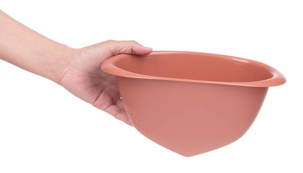 mão segurando cesta cozinha suprimentos água cesta lavar tigela vegetal isolado em um fundo branco - Foto, Imagem