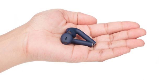 Kézi tartó kék fülhallgató airpods elszigetelt fehér alapon. - Fotó, kép