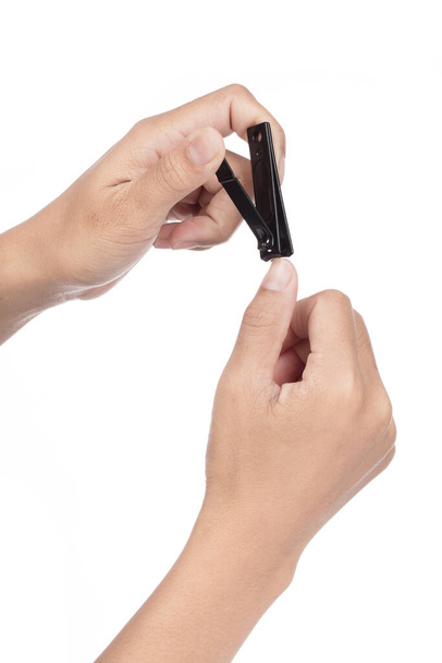 nagels snijden met behulp van nagel Clipper geïsoleerd op witte achtergrond.  - Foto, afbeelding