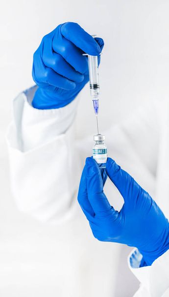 arts met injectiespuit met vaccin - Foto, afbeelding