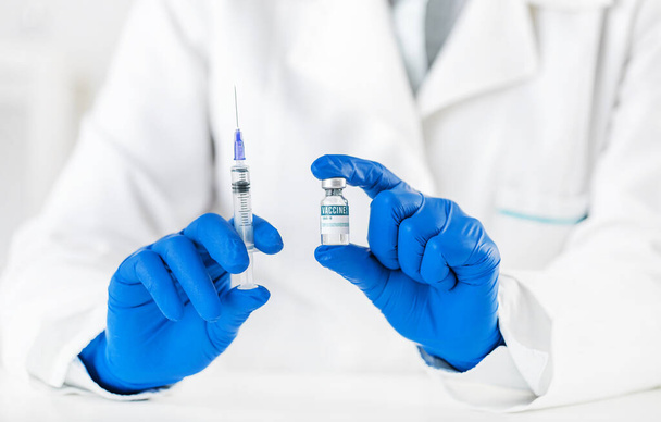 Lékař držící injekční stříkačku a vakcínu - Fotografie, Obrázek