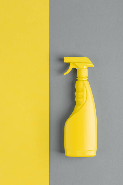 Yellow cleaning bottle spray. Household chemicals. Top view. - Foto, Bild