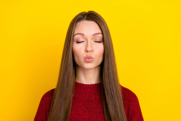 Foto van jonge aantrekkelijke vrouw pruilde lippen sturen lucht kus je flirterig romantisch geïsoleerd over gele kleur achtergrond - Foto, afbeelding