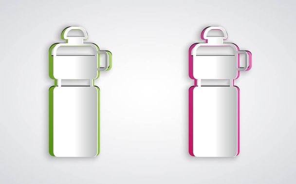 Papiergeschnittenes Fitness-Shaker-Symbol isoliert auf grauem Hintergrund. Sport-Shakerflasche mit Deckel für Wasser und Proteincocktails. Papierkunst. Vektor - Vektor, Bild
