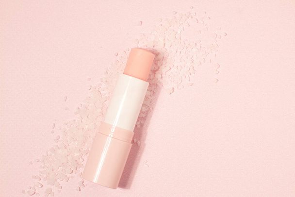 Χείλη αλατιού balm scrub με αλάτι σε ροζ φόντο, αντίγραφο χώρου  - Φωτογραφία, εικόνα