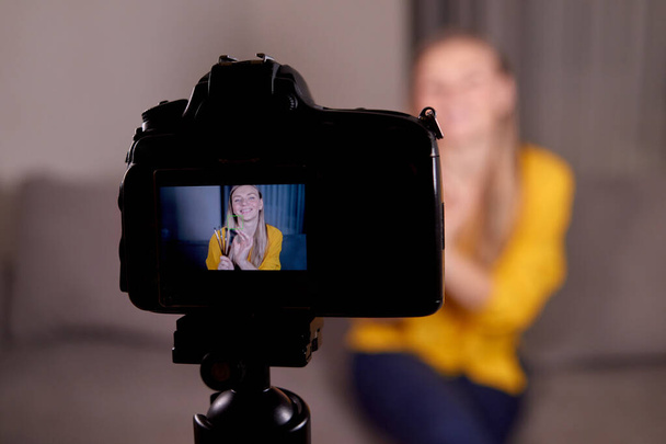 videoles opnemen op een professionele videocamera. vrouw professionele make-up kunstenaar uitzendingen - Foto, afbeelding