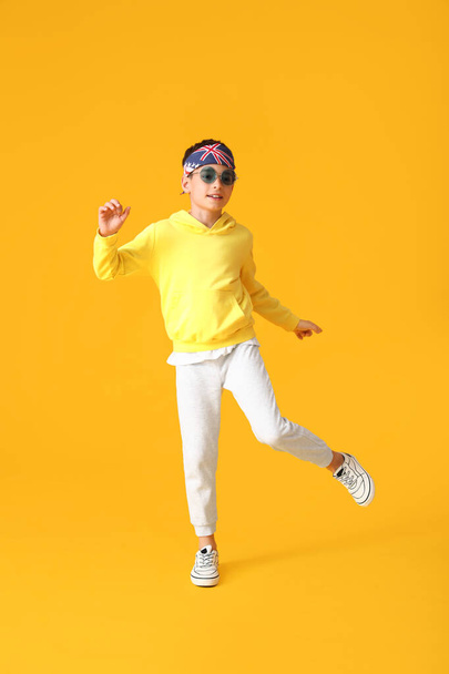Χορεύοντας μικρό αγόρι στο φόντο χρώμα - Φωτογραφία, εικόνα