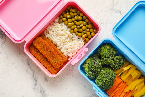 Containers met verschillende gezonde voeding op lichte achtergrond, close-up - Foto, afbeelding