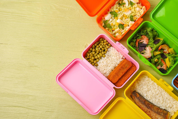 Muitos recipientes com alimentos saudáveis em fundo de madeira cor - Foto, Imagem