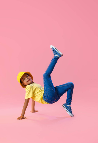 Tanec Afroameričan chlapec na barevném pozadí - Fotografie, Obrázek