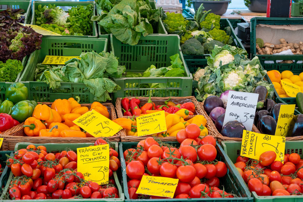 Πολύχρωμη επιλογή των λαχανικών προς πώληση σε πάγκο της αγοράς - Φωτογραφία, εικόνα
