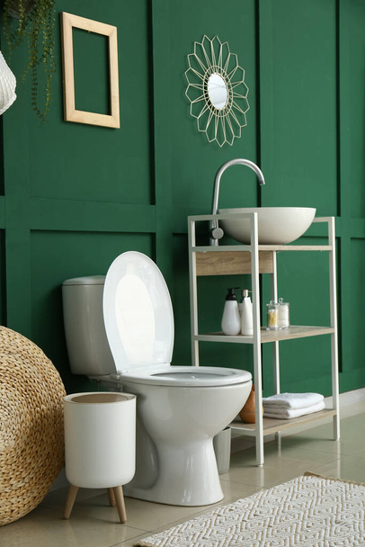 Witte toiletpot in interieur van modern toilet - Foto, afbeelding