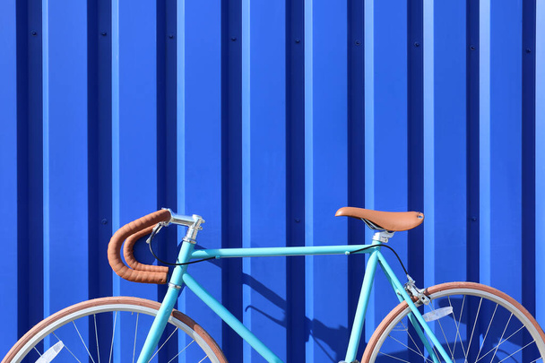 Sport fiets bij blauwe muur - Foto, afbeelding