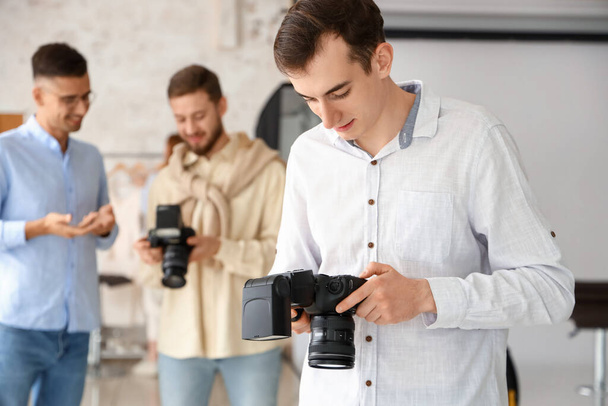 Fotógrafo masculino durante las clases en estudio - Foto, Imagen