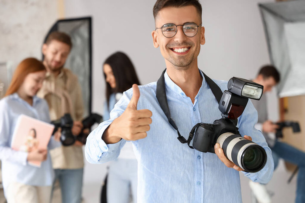 Feliz fotógrafo masculino durante as aulas em estúdio - Foto, Imagem