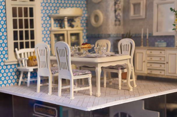 Primer plano de los muebles en un comedor en miniatura de una casa de muñecas - Foto, imagen