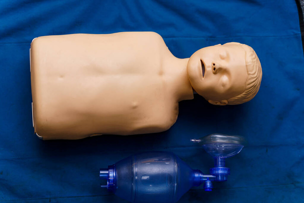 Medical dummy with oxygen mask on blue blanket. Photo from the side. First aid help concept. Close up - Foto, afbeelding
