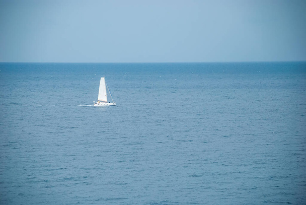 White yacht on the Mediterranean horizon. - Foto, Imagem