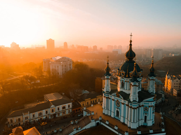 Sonbaharda gün batımında Kiev 'deki St. Andrew Kilisesinin insansız hava aracı görüntüsü. - Fotoğraf, Görsel