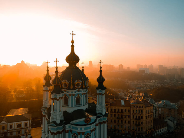 Вид с воздуха с беспилотника Андреевской церкви в Киеве осенью на закат - Фото, изображение