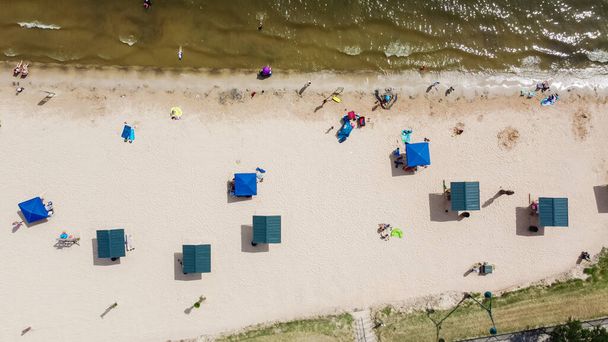 Vue aérienne rangée de parasols et les gens bronzer et profiter des activités de plage à City Beach Park à Granbury, Texas. Rivage sablonneux public par temps ensoleillé avec pique-nique en famille détente - Photo, image