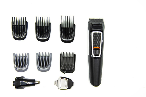 Sada elektrických střihačů vlasů a hřebenů pro stříhání vlasů a vousů. - Fotografie, Obrázek