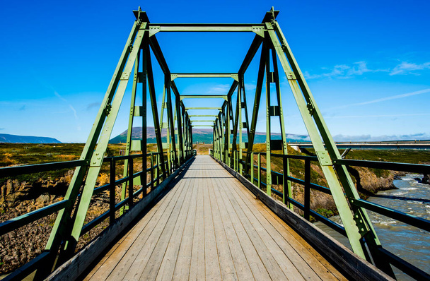 puente de hierro y madera en Godafoss en Islandia del Norte - Foto, imagen