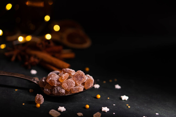 Крупный план кучу натуральных органических органических кристалл коричневый камень сахар конфеты кучи в винтажной темной зимней теме ингредиент в сладкий горячий кофе специи напиток теплое Рождество глинтвейна и десерт - Фото, изображение