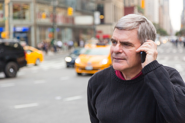 Senior Man Talking on Mobile Phone in New York - Zdjęcie, obraz