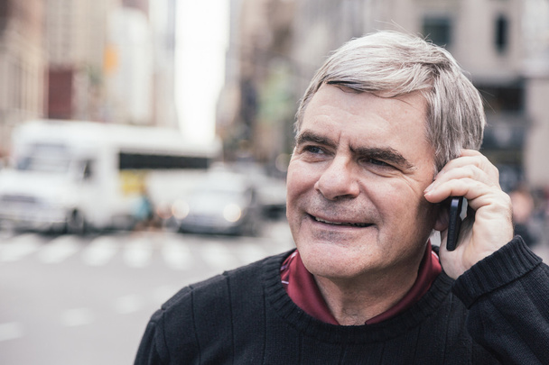 Homme âgé parlant sur un téléphone portable à New York
 - Photo, image