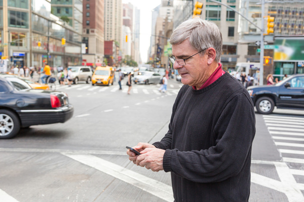 Senior Man Typing on Mobile Phone in New York - Foto, Imagem
